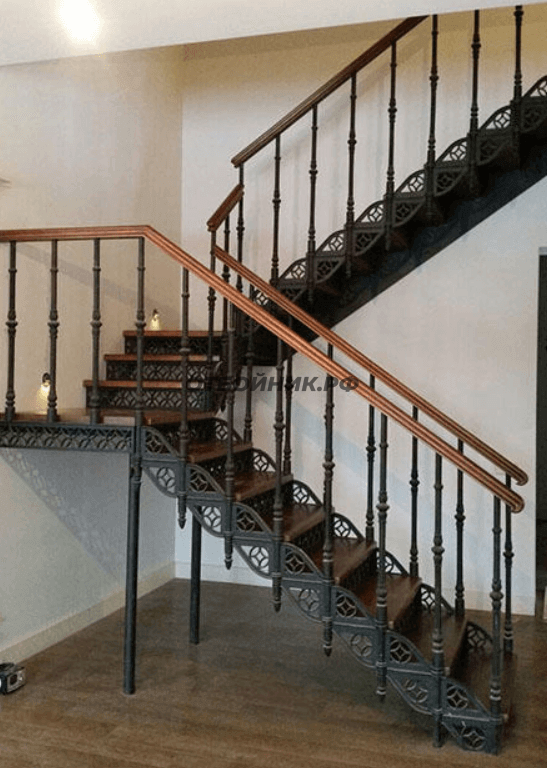 Чугунная маршевая лестница CR41 с деревянными поручнями- фото 1